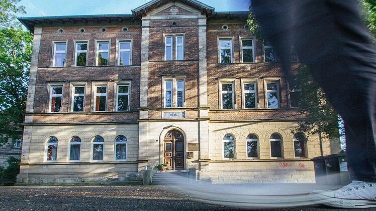 Äußerlich ist dem VHS-Gebäude lediglich aufgrund des Baustils anzusehen, dass es ordentlich in die Jahre gekommen ist. Im Inneren tropft es jedoch teilweise in den Räumen - ein Zustand, der nun verändert werden soll. Foto: Marian Hamacher