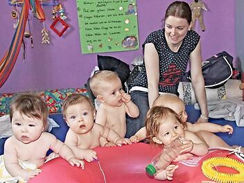 Fünf Nackedeis beim spielerischen Üben. Henris Mama Jana (hinten) freut sich mit den Kindern.
