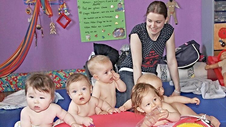 Fünf Nackedeis beim spielerischen Üben. Henris Mama Jana (hinten) freut sich mit den Kindern.