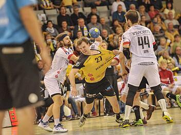 Einer, der nur schwer zu halten ist: Pontus Zetterman im Trikot des HSC Coburg. Auch am Samstag will der torgefährliche Rückraumspieler für Furore sorgen, dann nämlich wenn es gegen seinen ehemaligen Arbeitgeber TuS Nettelstedt-Lübbecke geht. Der Schwede bestritt 81 Spiele für Nettelstedt und erzielte dabei 304 Treffer. Im Aufstiegsjahr 2017 wurde er zum Spieler der Saison in der 2. Bundesliga gewählt. Foto: Hagen Lehmann