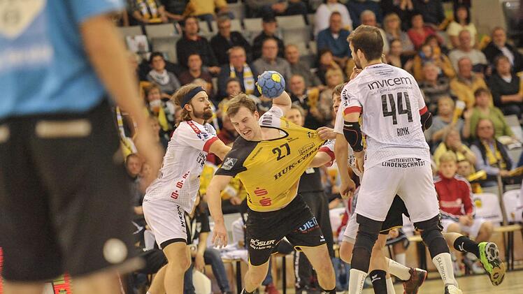 Einer, der nur schwer zu halten ist: Pontus Zetterman im Trikot des HSC Coburg. Auch am Samstag will der torgefährliche Rückraumspieler für Furore sorgen, dann nämlich wenn es gegen seinen ehemaligen Arbeitgeber TuS Nettelstedt-Lübbecke geht. Der Schwede bestritt 81 Spiele für Nettelstedt und erzielte dabei 304 Treffer. Im Aufstiegsjahr 2017 wurde er zum Spieler der Saison in der 2. Bundesliga gewählt. Foto: Hagen Lehmann