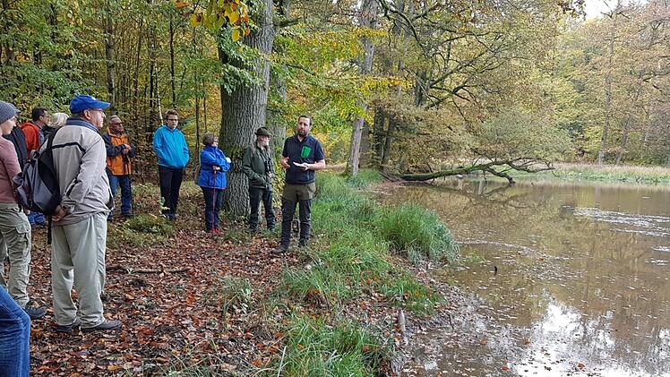 Revierleiter Uffelmann zeigt auf, wie der Buchsee renaturiert wurde und welche wichtigen Funktionen er für den Lebensraum Wald hat.