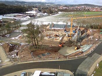 So sah die Baustelle am Sonntag um 12 Uhr bei einsetzendem Tauwetter aus. Links von der geschalten Stützwand entsteht zunächst das Parkhaus.