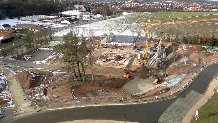 So sah die Baustelle am Sonntag um 12 Uhr bei einsetzendem Tauwetter aus. Links von der geschalten Stützwand entsteht zunächst das Parkhaus.