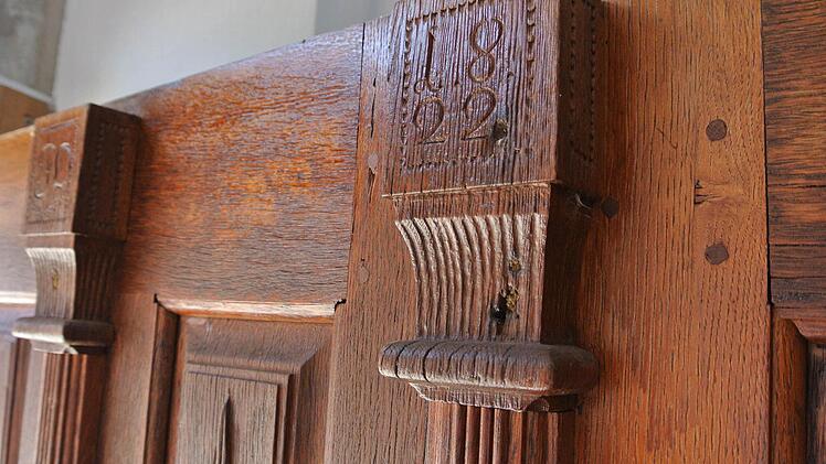 Die Haustüre des Bauernhofs trägt die Initialen des Erbauers und die Jahreszahl 1822