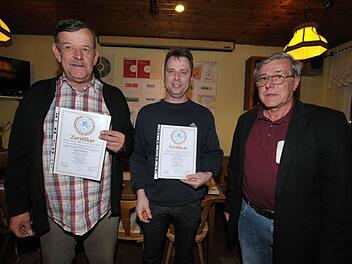 Bernd Gatzweiler und Jürgen Popp wurden von Herbert Peterle (v. l.) für ihre Erfolge bei überregionalen Ausstellungen geehrt. Foto: Roland Meister