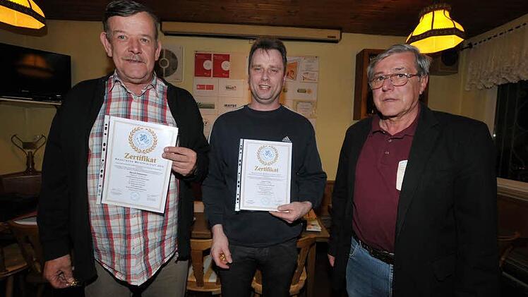 Bernd Gatzweiler und Jürgen Popp wurden von Herbert Peterle (v. l.) für ihre Erfolge bei überregionalen Ausstellungen geehrt. Foto: Roland Meister