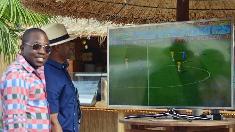 Natürlich wird während der WM am Stadtstrand auch Fußball geschaut. Foto: Nikolas Pelke