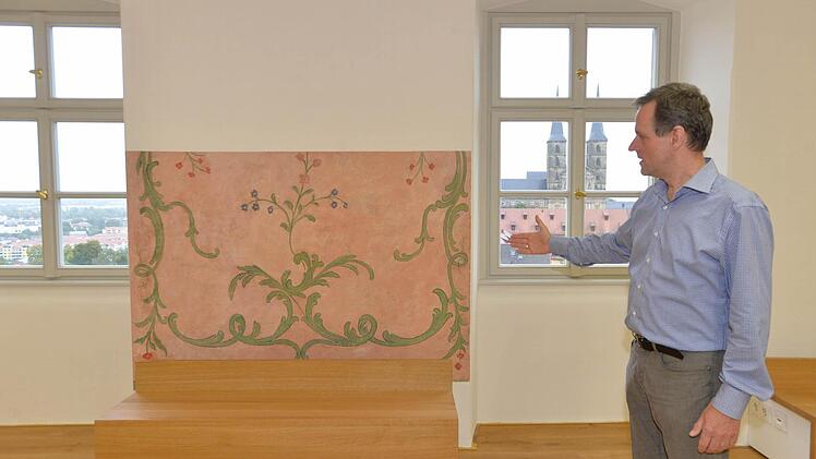 Schulleiter Martin Erzfeld zeigt: In einem Unterrichtsraum ist etwas von einer früheren Bemalung zu sehen. Foto: Ronald Rinklef