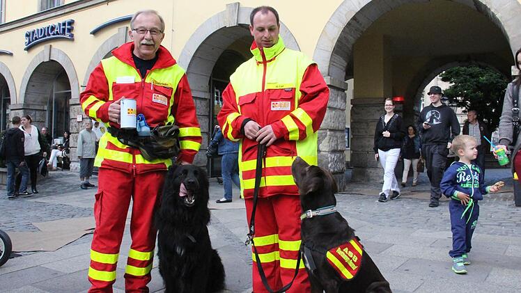Halfen Spenden sammeln: die Rettungshunde des ASB