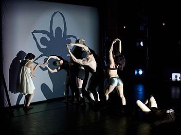 Die Tanztheatergruppe "Pilobolus" beherrscht die Kunst, mit ihren Körpern nicht nur pflanzliche Ornamente zu bilden. Foto: Agentur