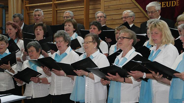 Der Gastgeber-Chor: Liederkranz Frohsinn 1861 Mühlhausen Fotos: Sylvia Hubele