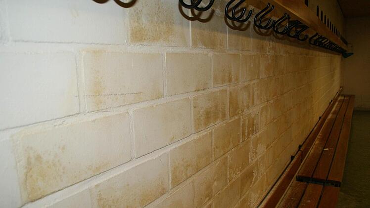 Dringend sanierungsbedürftig sind die Umkleidekabinen in der Georg-Schäfer-Sporthalle in Eltmann. Einige sind schon seit längerer Zeit überhaupt nicht mehr nutzbar.