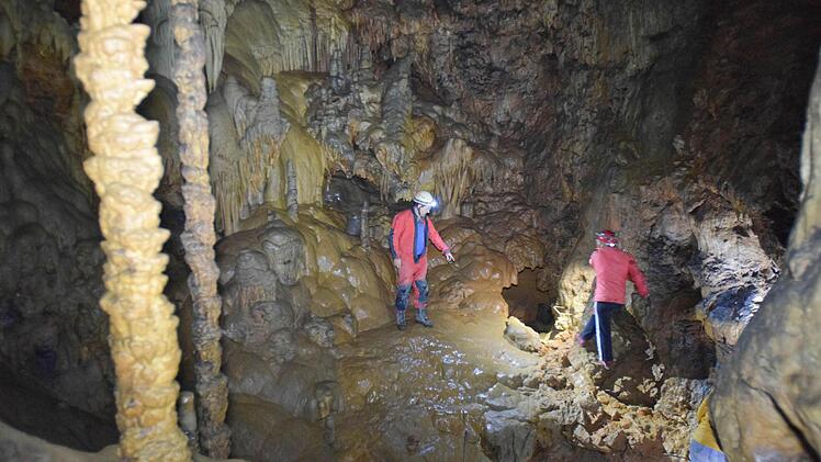 Unter Anweisung von Höhlenforscher Michael Conrad geht es sicher durch die Zoolithenhöhle. Foto: Ronald Rinklef