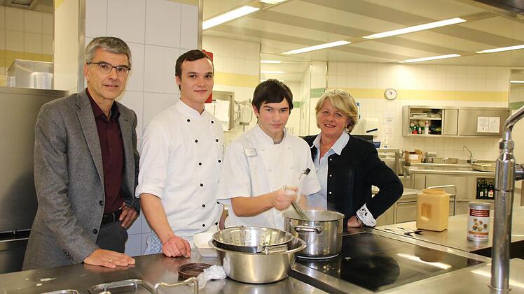 Direktor Robert Keppner (links) und seine Stellvertreterin Doris Richter (rechts) schauen Koch Heiko Wolf und Lehrling Alexander Kwasny zu. Foto: Ralf Ruppert