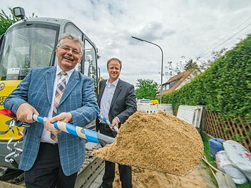 Es kann losgehen: Der Küpser Bürgermeister Herbert Schneider (links) und Andreas Rudloff von der Telekom ließen die Bauarbeiten für ein schnelleres Internet in Schmölz mit dem obligatorischen Spatenstich beginnen. Foto: Marian Hamacher