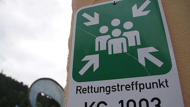 So sieht die Beschilderung f&uuml;r die Rettungstreffpunkte aus. Foto: Marco Mei&szlig;ner