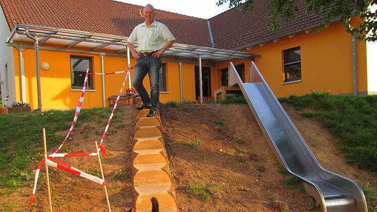 Mit dem Auraer Kindergarten geht es trotz Defizits nicht bergab, wie Schatzmeister Björn Heim berichtete. Eher das Gegenteil ist der Fall. Foto: Winfried Ehling