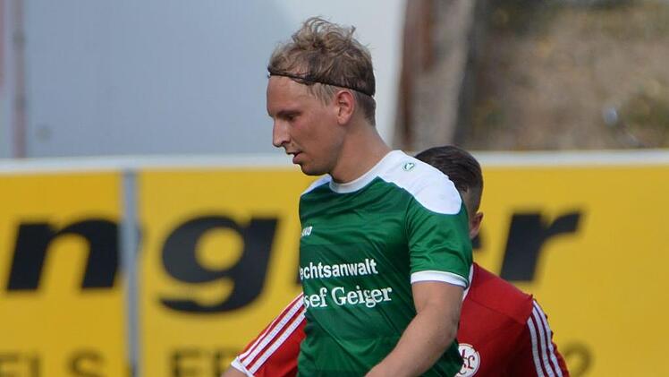 "No-Look"-Pässe gehören auch zum Repertoire von Friesens David Daumann. Am Sonntag will er  auf jeden Fall den Durchblick behalten und mit seinen "Grünen" beim Landesliga-Schlusslicht TSV Sonnefeld den zweiten Saisonsieg einfahren. Gunther Czepera