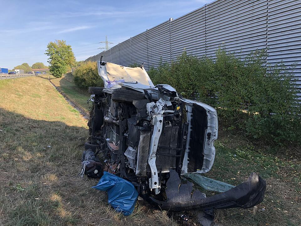 Auf der A70 bei Stadelhofen: Transporter  durchbricht Leitplanke – zwei Verletzte