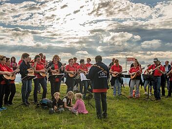 Die Klampfengruppe ist bei vielen Veranstaltungen dabei. Hier singen und spielen die Mitglieder unter Leitung von Rudolf Paul auf dem Plateau des Staffelberges. Foto: Mario Kern