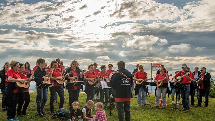 Die Klampfengruppe ist bei vielen Veranstaltungen dabei. Hier singen und spielen die Mitglieder unter Leitung von Rudolf Paul auf dem Plateau des Staffelberges. Foto: Mario Kern