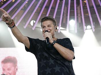 Er hat's noch immer drauf: Pur-Sänger Hartmut Engler feierte mit den Fans beim Open Air im Staatsbad Brückenau, gab aber auch sehr Persönliches preis.Steffen Standke
