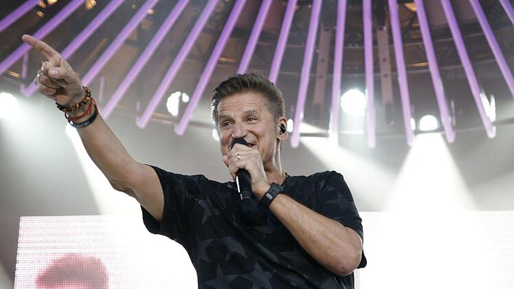 Er hat's noch immer drauf: Pur-Sänger Hartmut Engler feierte mit den Fans beim Open Air im Staatsbad Brückenau, gab aber auch sehr Persönliches preis.Steffen Standke