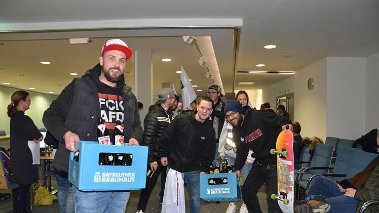 Steffen Moroskow und seine Freunde von der Partei "Die Partei" brachten Freibier mit. Der vorletzte Platz wurde entsprechend gefeiert.