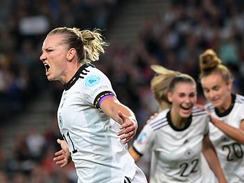 Die uneingeschränkte Anführerin im deutschen Team: Unser Bild zeigt Kapitänin Alexandra Popp (links) beim Torjubel im Halbfinalspiel gegen Frankreich (2:1).  Foto: Sebastian Gollnow/dpa