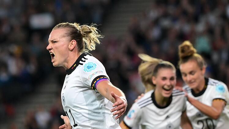 Die uneingeschränkte Anführerin im deutschen Team: Unser Bild zeigt Kapitänin Alexandra Popp (links) beim Torjubel im Halbfinalspiel gegen Frankreich (2:1).  Foto: Sebastian Gollnow/dpa