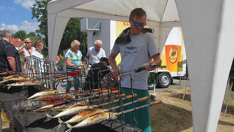 Der ASV Elfershausen, der mehr als 200 Makrelen grillte und verkaufte, kam an seine Grenzen. Fisch war alle.