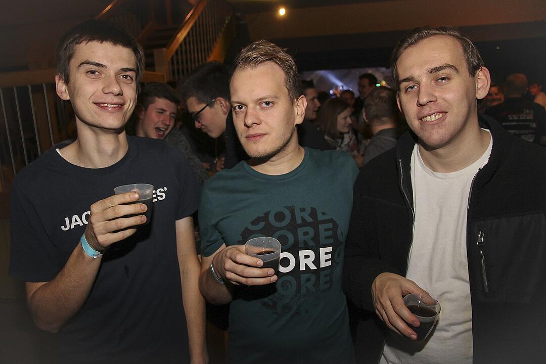 Die Partyband "Power" heizte ordentlich ein.