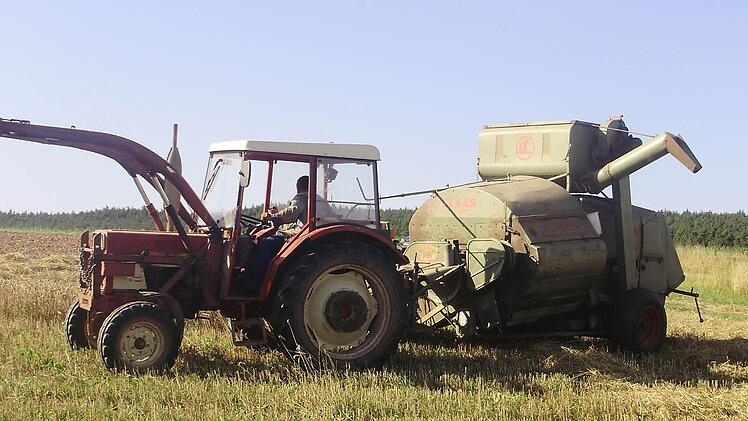 Der Mähdrescher ist kaum größer als der Traktor.