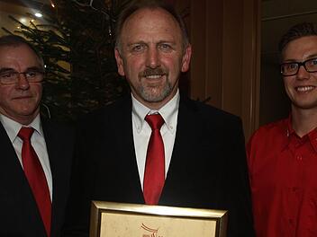 Der FC "Frankonia" Eltingshausen ernannte Hubert Schott (Mitte) zum Ehrenmitglied. Die Gratulation überbrachten Gerhard Fischer (links) und Christian Metz (rechts).  Foto: Stefan Geiger