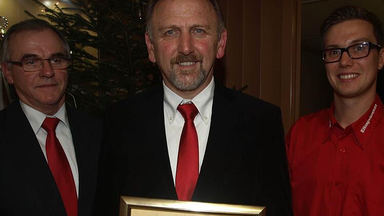 Der FC "Frankonia" Eltingshausen ernannte Hubert Schott (Mitte) zum Ehrenmitglied. Die Gratulation überbrachten Gerhard Fischer (links) und Christian Metz (rechts).  Foto: Stefan Geiger