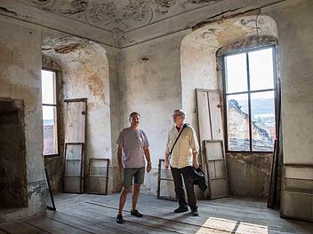 Ralf Wirth (links) und Günter Karittke haben es sich zur Aufgabe gemacht, das Thurnauer Schloss für Besucher erlebbar zu machen. Fotos: Katharina Müller-Sanke