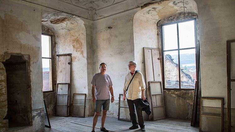 Ralf Wirth (links) und Günter Karittke haben es sich zur Aufgabe gemacht, das Thurnauer Schloss für Besucher erlebbar zu machen. Fotos: Katharina Müller-Sanke