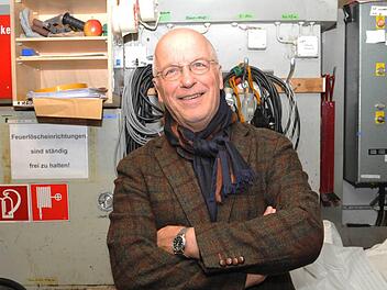 Gastregisseur Volker Vogel (hier auf der Seitenbühne des Landestheaters) inszeniert Giuseppe Verdis Oper "Un ballo in maschera" in Coburg. Morgen feiert das Werk Premiere. Foto: Andrea Kremper