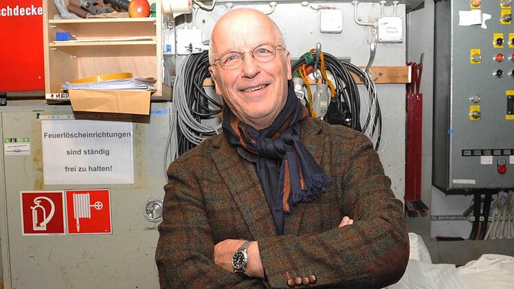 Gastregisseur Volker Vogel (hier auf der Seitenbühne des Landestheaters) inszeniert Giuseppe Verdis Oper "Un ballo in maschera" in Coburg. Morgen feiert das Werk Premiere. Foto: Andrea Kremper