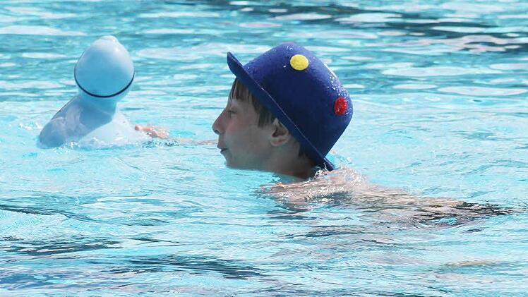 Wenn die Ente über Bord geht, muss sie gerettet werden - klarer Fall, aber Extra-Punkte gab das beim Badewannenrennen nicht, sondern kostete nur Zeit.