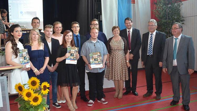 Die Jahrgangsbesten der Mittelschule Pressig wurden besonders geehrt. Mit im Bild hinten links Klassenlehrer Michael Völk und von rechts: Rektor Reinhard Horn, Schulamtsdirektor Uwe Dörfer, Klassenlehrer Jens Schmidt, Klassenlehrerin Gabriele Walther.  Foto: Karl-Heinz Hofmann