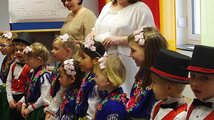 Die Projektleiterin, Antje Angles mit zwei jungen Besuchern des MGH