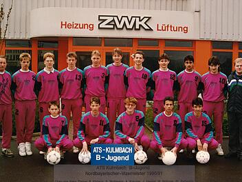 Die ATS-B-Jugend, die 1991 hinter dem 1. FC Nürnberg Vizemeister der Bayernliga Nord wurde, mit (hinten, von links) Trainer Bernhard Förtsch, Sven Woltmann, Andreas Kreuzer, Jochen Herzog, Mario Mühmel, Stefan Petterich, Michael Meisel, Marco Schmitt, Andreas Tezel, Matthias Raab, Jugendleiter Werner Dierschke sowie (vorne, von links) Norman Kotschy, Marco Bogdanovic, Christian Schwalb, Udo Schreiber und Alexander Degelmann. Foto: privat