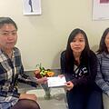 Germanistikstudentin Tingyao Lu (links) übergab Anfang August 500 Euro an die Schwester und die Mutter des 31-Jährigen, der zu dieser Zeit noch im Koma lag.  Foto: Gesellschaft für Deutsch-Chinesische Freundschaft Würzburg e.V.