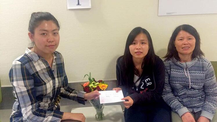Germanistikstudentin Tingyao Lu (links) übergab Anfang August 500 Euro an die Schwester und die Mutter des 31-Jährigen, der zu dieser Zeit noch im Koma lag.  Foto: Gesellschaft für Deutsch-Chinesische Freundschaft Würzburg e.V.