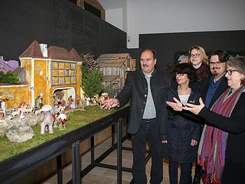Oberpfalz trifft Oberfranken: Museumschefin Regina Hanemann (rechts) empfing die Burglengenfelder Krippenbauer-Familie Prüll (von links: Siegfried Prüll, Annemarie Prüll, Marlen Bonke vom Historischen Museum und Matthias Prüll).  Fotos: RiegerPress