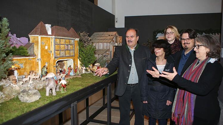 Oberpfalz trifft Oberfranken: Museumschefin Regina Hanemann (rechts) empfing die Burglengenfelder Krippenbauer-Familie Prüll (von links: Siegfried Prüll, Annemarie Prüll, Marlen Bonke vom Historischen Museum und Matthias Prüll).  Fotos: RiegerPress