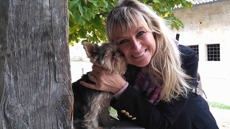Christina Didszun mit ihrer Yorkshire-Hündin Lilly  Foto: Manfred Limbach