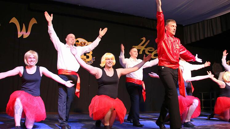 Doch dann wechselten die "Damen" und Herren aus Oelze die Kostüme. Foto: Bettina Knauth